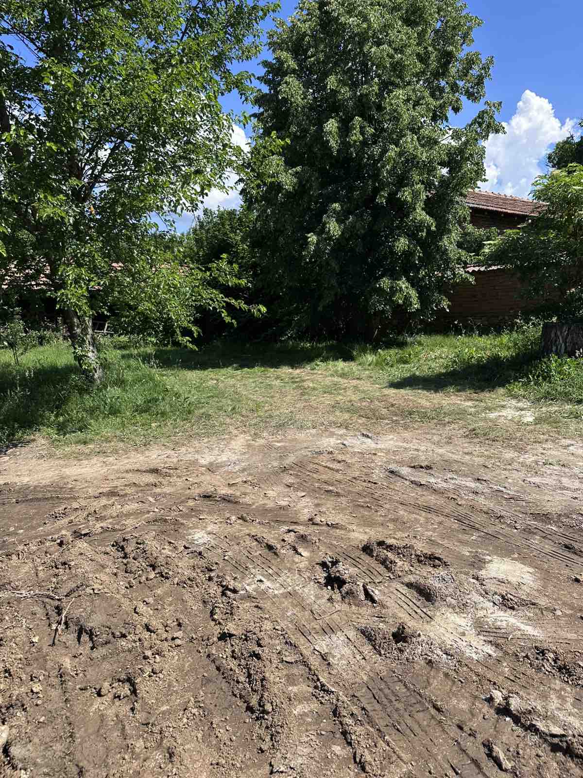 Дренаж на къща в с. Чавдар 12 Дренаж на къща в с. Чавдар - изкоп около къщата и почистване на основите (12)