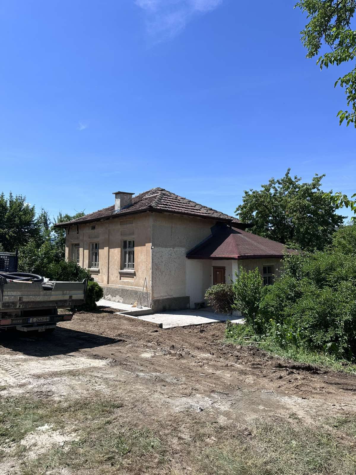 Дренаж на къща в с. Чавдар 16 Дренаж на къща в с. Чавдар - изкоп около къщата и почистване на основите (16)