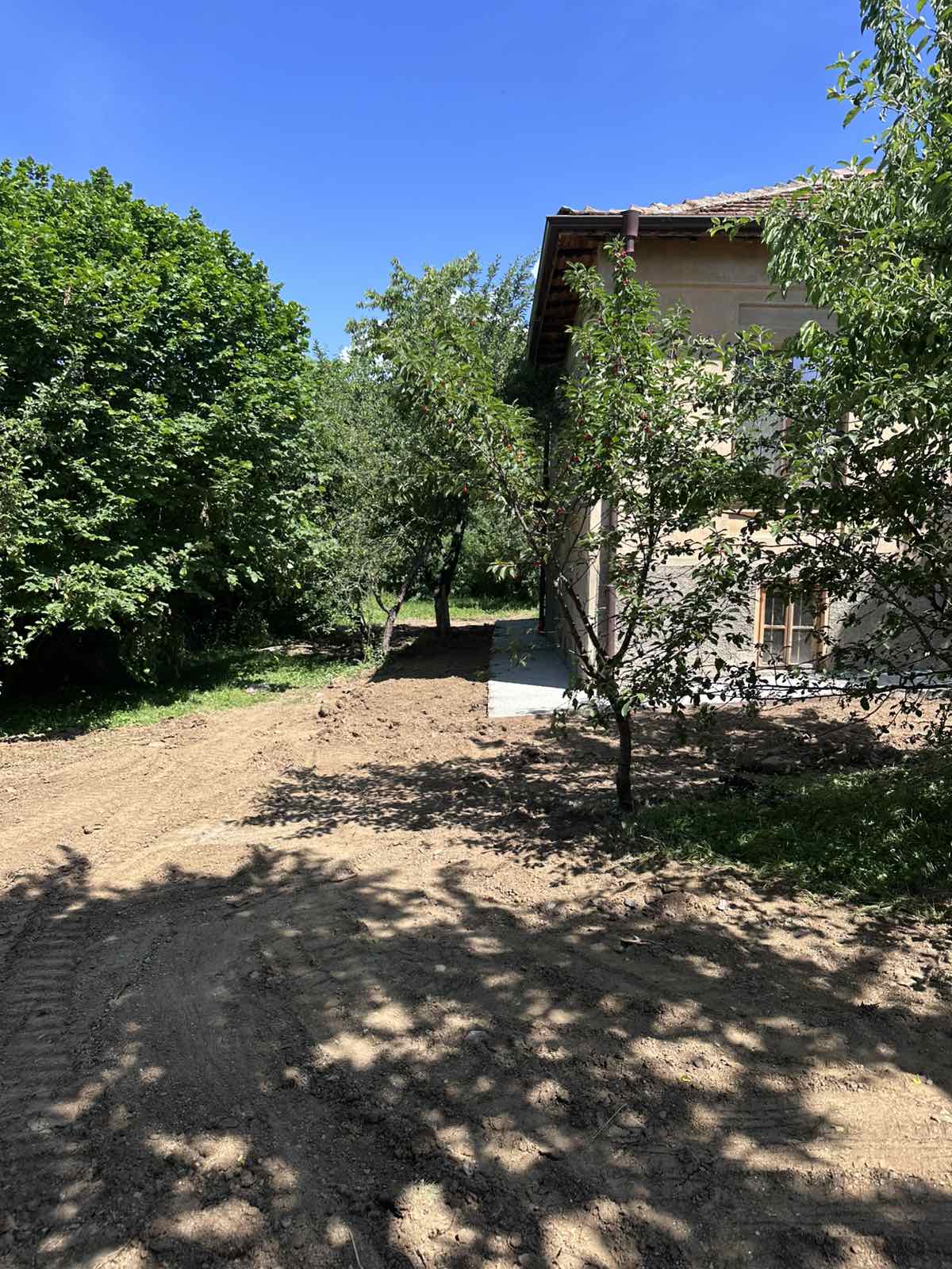 Дренаж на къща в с. Чавдар 28 Дренаж на къща в с. Чавдар - изкоп около къщата и почистване на основите (29)