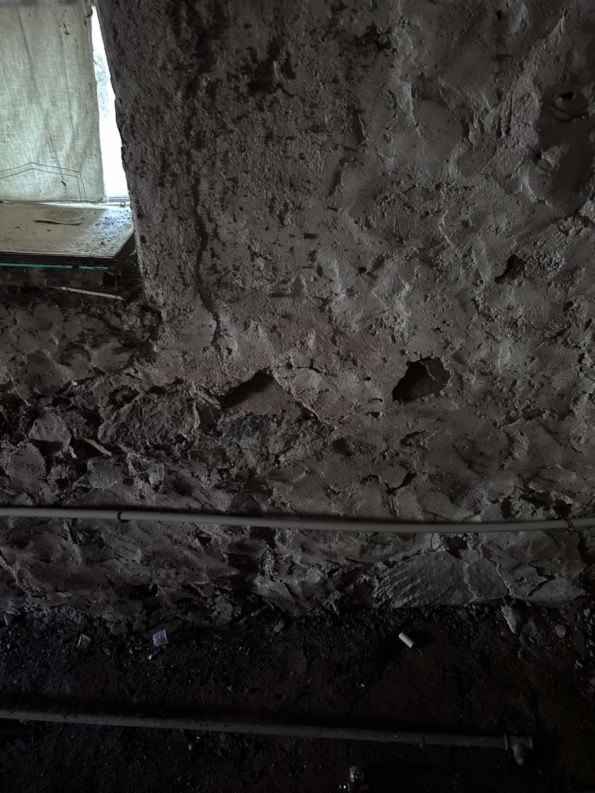 Дренаж на къща в с. Чавдар 5 Дренаж на къща в с. Чавдар - влага в мазето преди ремонта (5)