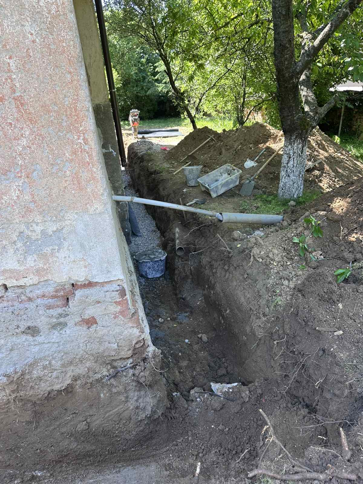 Дренаж на къща в с. Чавдар 50 Дренаж на къща в с. Чавдар - полагане на дренажна тръба, чакъл и геотекстил (51)