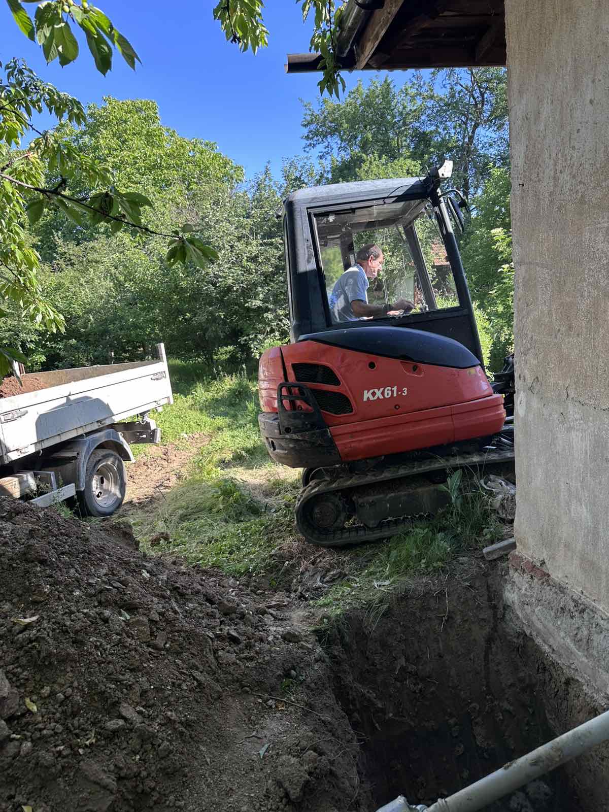 Дренаж на къща в с. Чавдар 51 Дренаж на къща в с. Чавдар - полагане на дренажна тръба, чакъл и геотекстил (53)