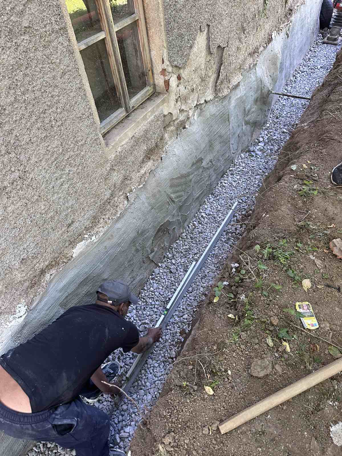 Дренаж на къща в с. Чавдар 52 Дренаж на къща в с. Чавдар - полагане на дренажна тръба, чакъл и геотекстил (54)