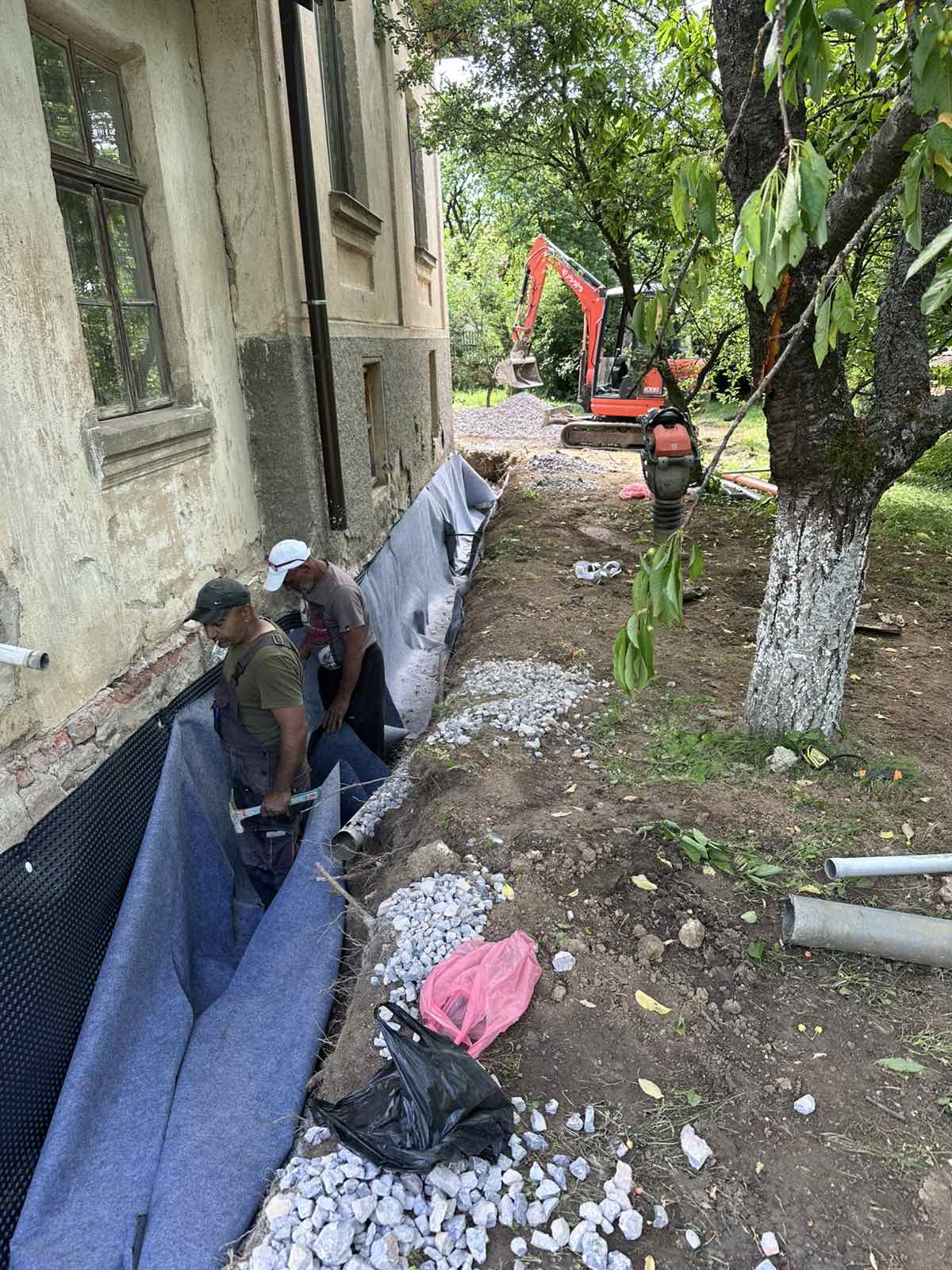 Дренаж на къща в с. Чавдар 57 Дренаж на къща в с. Чавдар - дренажна мембрана и чакъл по основите (59)