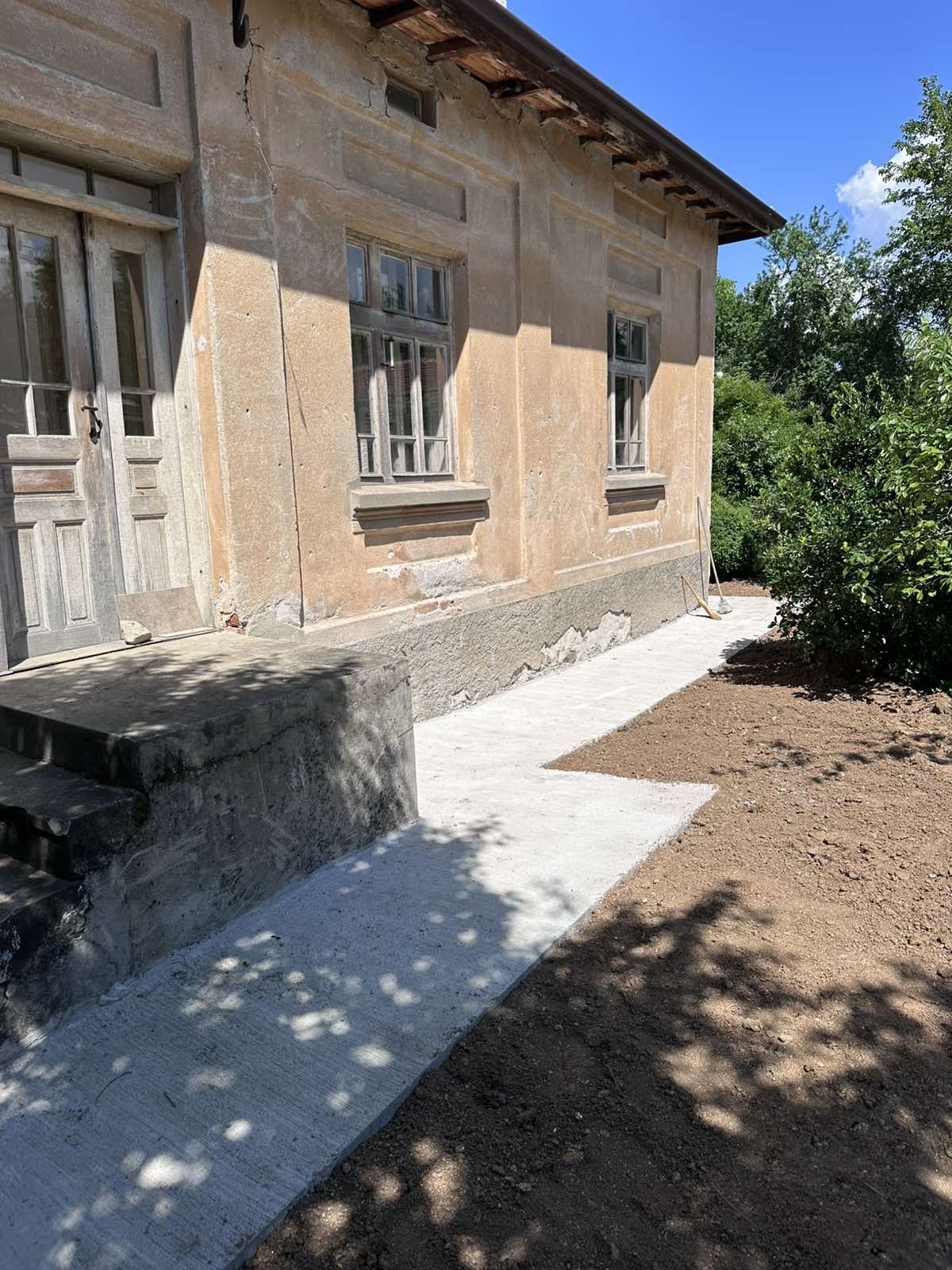 Дренаж на къща в с. Чавдар 7 Дренаж на къща в с. Чавдар - бетоновата настилка около къщата преди къртенето (7)