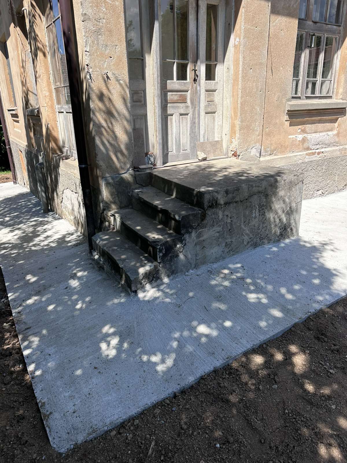 Дренаж на къща в с. Чавдар 8 Дренаж на къща в с. Чавдар - бетоновата настилка около къщата преди къртенето (8)