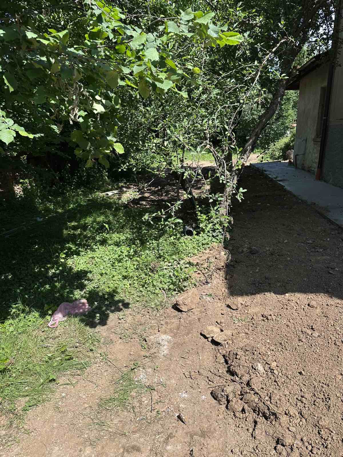 Дренаж на къща в с. Чавдар 9 Дренаж на къща в с. Чавдар - изкоп около къщата и почистване на основите (9)